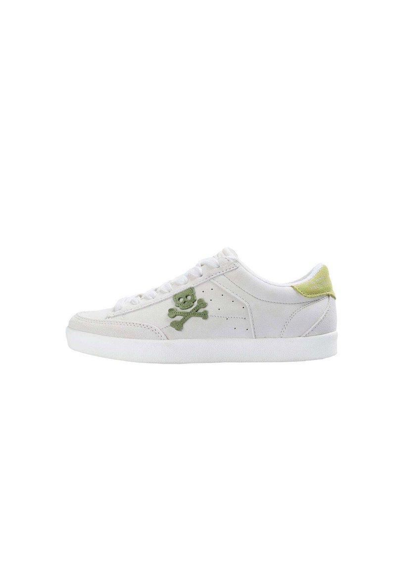 Białe zamszowe sneakersy z haftem czaszki i skrzyżowanych kości w kolorze zielonym, teksturowanymi akcentami oraz kontrastową, jasną zieloną pętelką na pięcie.