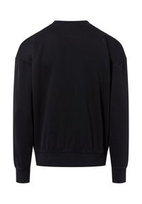 Svart sweatshirt med rund halsringning, långa ärmar, ribbade muddar och nederkant, tillverkad av mjukt tyg med en slät textur.