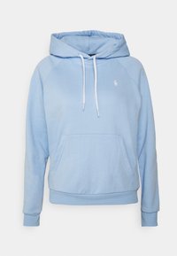Felpa con cappuccio azzurro chiaro realizzata in tessuto morbido, con tasca a marsupio frontale, lacci bianchi e un piccolo logo sul petto.
