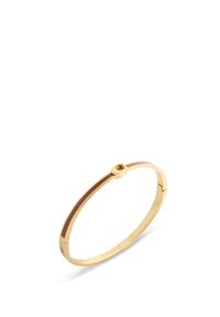 Bracelet en or avec un design fin et plat. Présente un détail central rond et un accent sombre contrastant le long du bandeau.