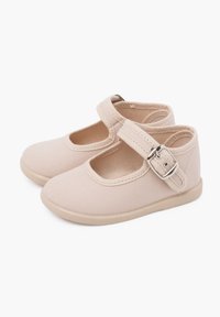 Helle rosa Canvas-Mary-Jane-Schuhe mit rundem Zeh, einer Schnallenriemen und einer flachen Gummisohle. Glatte Textur und einfaches Design.