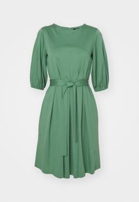 Grünes knielanges Kleid mit gepufften Dreiviertelärmeln, tailliertem Gürtel, der vorne gebunden ist, und plissiertem Rock.