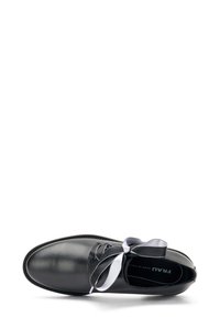 Scarpa in pelle nera con punta arrotondata e lacci bianchi. Presenta una superficie liscia e un design semplice, etichettata "FRAT".