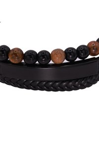 Bracciale in pelle con materiale intrecciato nero, perle di pietra rotonde nere e marroni e una piastra di metallo nero liscia.