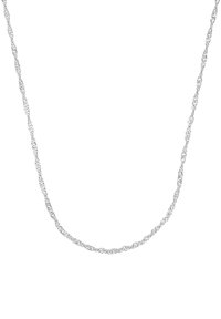 En delikat silverfärgad vriden snodd kedjehalsband med en kräftklaff, visad mot en vit bakgrund.