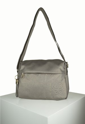 Szara torebka na ramię z wzorzystym wykończeniem, regulowanym paskiem, zamkiem błyskawicznym na górze oraz ozdobnym logo z przodu.