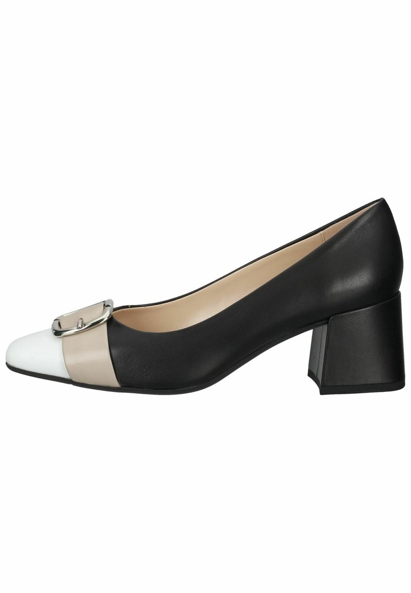 Escarpin noir en cuir à petit talon avec un capuchon rond blanc et un accent beige. Il présente une grande boucle argentée à l'avant.