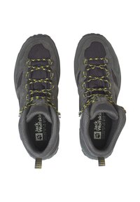 Scarpe da trekking grigie realizzate in materiali mesh e suede, dotate di lacci gialli, colletto imbottito e suole testurizzate per una migliore aderenza.