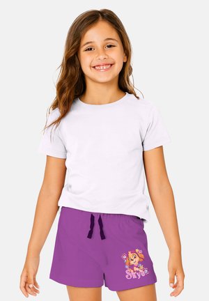 Weißes T-Shirt mit kurzen Ärmeln und lila Shorts mit elastischem Bund, bedruckt mit einer Hundefigur und dem Namen "Skye".