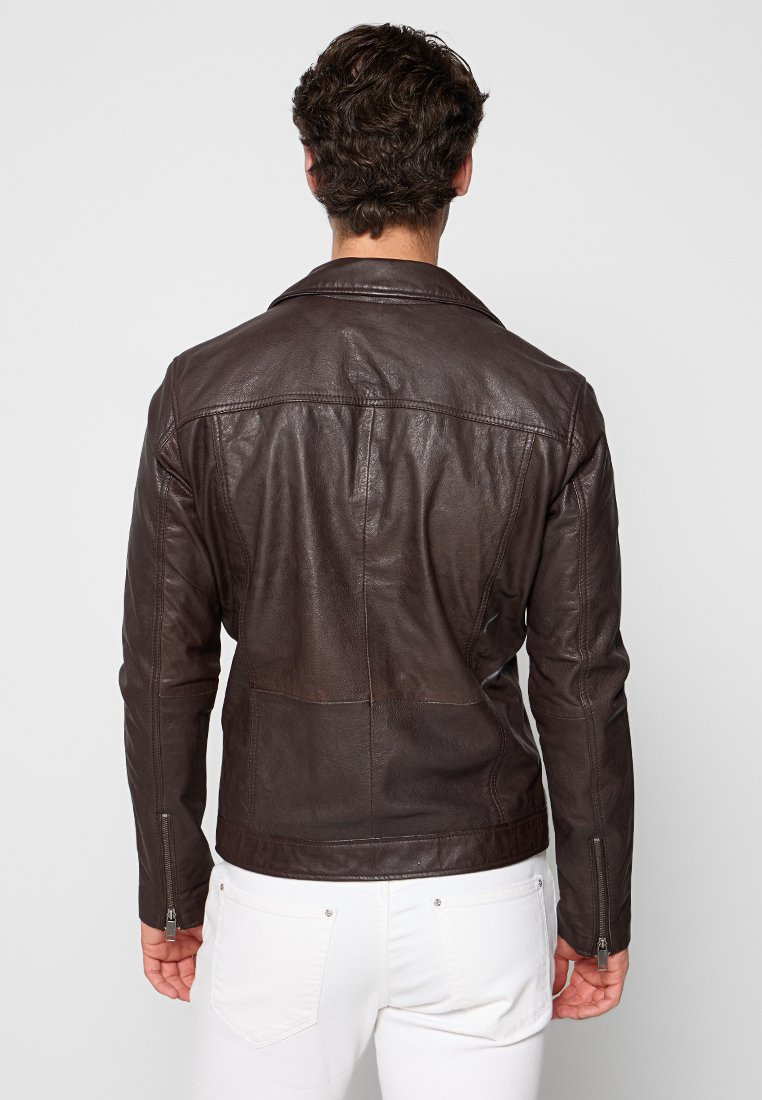 Bruine leren jas met een klassieke kraag, een aansluitend ontwerp en ritsmanchetten, van achteren weergegeven, met een soepele textuur.