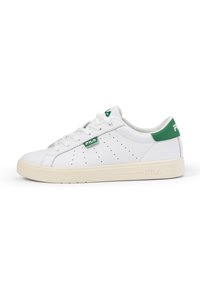 Sneaker bianche con accenti verdi, design perforato, suola piatta e logo FILA. Realizzate in materiale sintetico liscio, con chiusura a lacci.