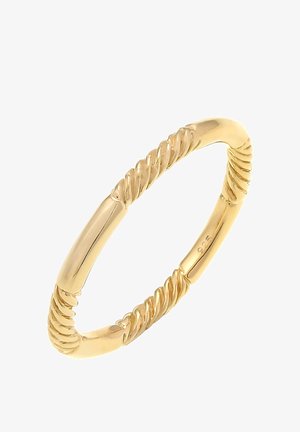 Goldfarbener Ring aus Metall mit gedrehter Design. Enthält glatte Abschnitte und einen sichtbaren 925-Stempel, der den Silbergehalt anzeigt.
