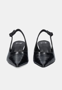 Zapatos de tacón negros tipo slingback con puntera puntiaguda y acabado en relieve de cocodrilo texturizado. Presentan una correa ajustable y un forro interior suave.