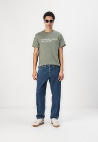 Replay Apdrukāts T-krekls - sage green