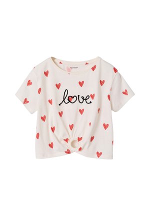 Weißes Kurzarmhemd mit rotem Herzmuster, schwarzem "love" Schriftzug und einem vorderen Knoten mit rundem Ausschnitt an der Taille.