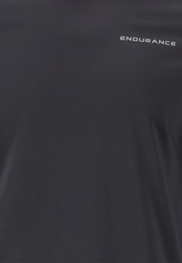 Schwarzes Sport-T-Shirt aus strukturiertem, feuchtigkeitsableitendem Material; mit "ENDURANCE"-Logo in Weiß auf der Brust.