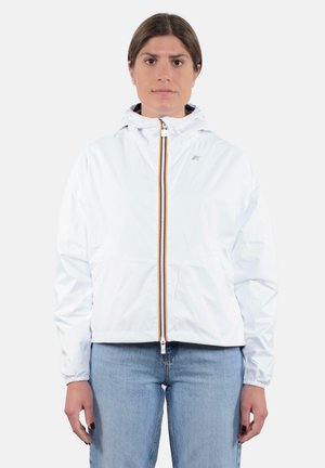 Giacca leggera bianca con cappuccio, dotata di zip frontale con dettagli arancioni e gialli, polsini elastici e un taglio casual.