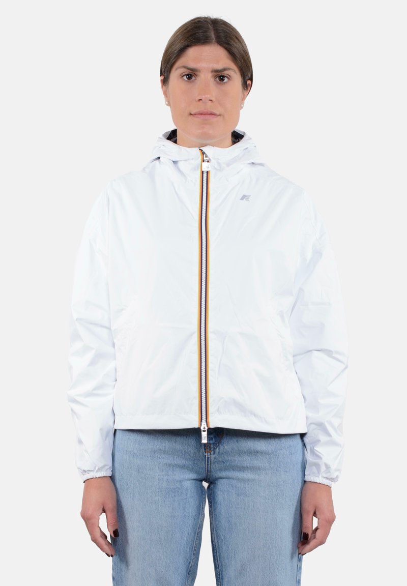 Giacca leggera bianca con cappuccio, dotata di zip frontale con dettagli arancioni e gialli, polsini elastici e un taglio casual.