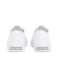 Bottes blanches en toile à enfiler avec des orteils arrondis, des semelles en caoutchouc texturées et une marque marine sur le talon. Design simple, coutures minimales.
