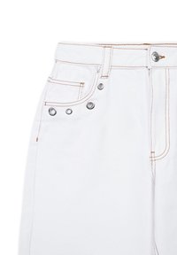 Jeans in denim bianco con cuciture arancioni, rivetti in metallo e un design della tasca frontale con dettagli hardware visibili.