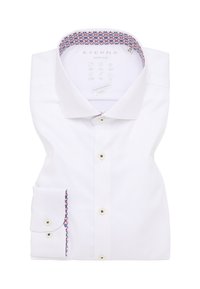 Witte, super slanke Eterna-shirt met een gestructureerde stof; heeft een gekleurde kraag en manchetten in rood en blauw; vijf knopen aan de voorkant.