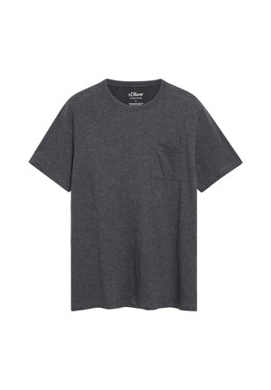 Ciemnoszary t-shirt z krótkim rękawem, okrągłym dekoltem i kieszenią na piersi, wykonany z miękkiego materiału, zaprezentowany na białym tle.