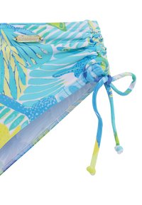 Maillot de bain multicolore avec des motifs floraux bleus et verts, côtés froncés et liens réglables ornés de perles pastel.