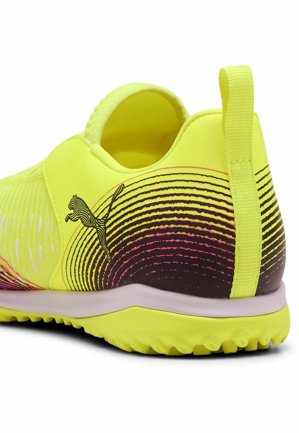 FUSSBALL – Fußballschuh Halle