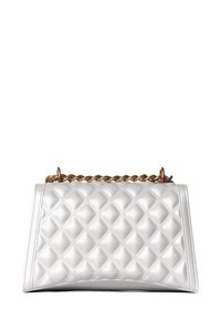 Gequilte witte leren handtas met een gouden kettingriem. Heeft een rechthoekige vorm en een opvallend diamanten patroon op het oppervlak.