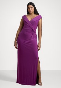 Abito lungo aderente viola con maniche a cappuccio, caratterizzato da un design a nodo torciglio in vita e uno spacco alto fino alla coscia per un tocco in più.