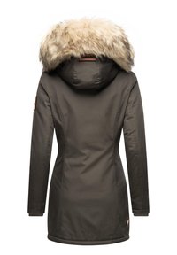 Mørkeolivengrøn parkajakke med en faux fur hætte. Har en tætsiddende design, lange ærmer og struktureret stof. Enkel brun logo patch på ærmet.