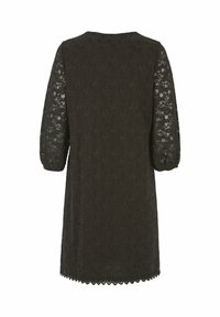 Musta pitsimekko, jossa on kolme neljänneksen hihaa, halkiohelma ja monimutkainen kukkakuosi. Pehmeä, teksturoitu kangas ja pyöreä pääntie.