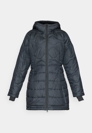 Chaqueta acolchada de color gris oscuro con capucha, que presenta un cierre frontal, diseño acolchado, mangas largas y puños elásticos.