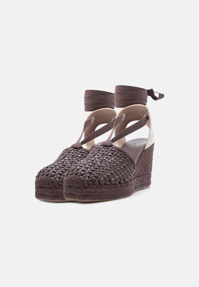 Espadrilles compensées tissées marron avec rubans à nouer autour de la cheville et bout fermé, dotées d'une semelle plateforme texturée.