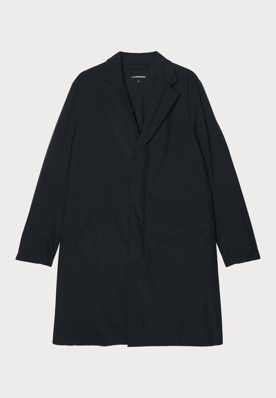 Sort lang frakke med klapkrave, lavet af letvægtsmateriale, med sidelommer og en lige silhuet. Glat tekstur, minimalistisk design.
