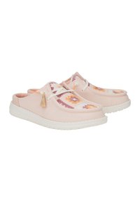 Zuecos de tela rosa con detalles de patrón de ganchillo en amarillo, naranja y lavanda. Suela de goma blanca con un fondo texturizado para mayor agarre.