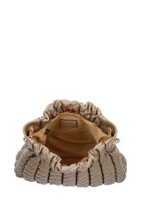 Sac à main rembourré beige avec un haut froncé, quincaillerie dorée et une doublure intérieure douce. Une texture matelassée remarquable définit la surface extérieure.