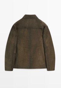 Brun mockab Jackets med en slät textur, standardkrage och långa ärmar. Har en ren baksida utan synliga knäppningar eller accenter.