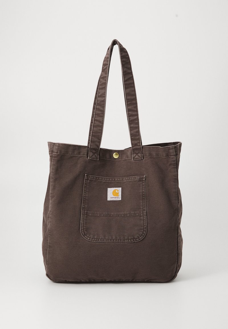 Borsa a tracolla in tela marrone con due manici lunghi, una tasca frontale e una toppa con logo giallo. Presenta un design semplice e robusto e una superficie in tessuto texturizzato.