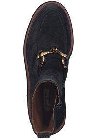 Botim ankle em suede preto com um detalhe de hardware decorativo dourado, bico redondo e sola de borracha castanha com detalhe em costura.