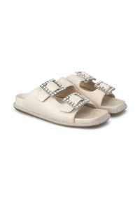 Calzature: sandali a scivolo beige con due grandi fibbie decorate con strass trasparenti, materiale superiore liscio e suola testurizzata.