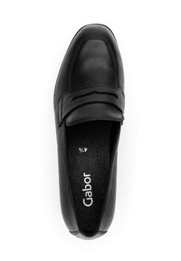 Zwarte leren loafer met een vierkante neus, decoratieve banddetails en een textuurgevoerde binnenzool. Bevat Gabor-merken in het wit.