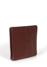 Brun lærermappe med glidelås, myk tekstur, rektangulær form og minimalistisk design. Diskre sømmer og ingen tilleggselementer.