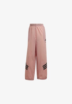 Pantaloni leggeri rosa con vita elastica, caratterizzati da strisce nere adidas sulle gambe inferiori. Tessuto testurizzato e vestibilità ampia.