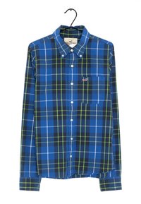 Knäppskjorta med rutmönster i blått, grönt och svart; har krage, långt ärm och en bröstficka med logodetalj.