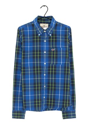 Camisa de cuadros abotonada en azul, verde y negro; cuenta con un collar, mangas largas y un bolsillo en el pecho con detalle de logo.