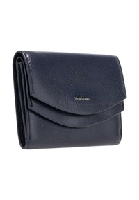 Cartera de cuero azul marino con un diseño elegante, que presenta un cierre con solapa plegada y un sutil logotipo. Exterior texturizado con detalles suaves.