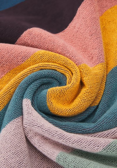Couverture tricotée en rayures de rose, jaune, turquoise, violet et gris clair. Tissu texturé et doux avec une apparence confortable et entrelacée.