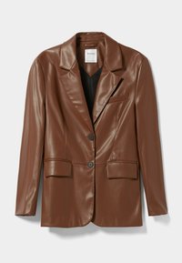 Brązowa marynarka ze sztucznej skóry o gładkiej fakturze, z wyciętymi klapami, dwoma przednimi kieszeniami i pojedynczym zapięciem na guzik. Podszycie wewnętrzne.