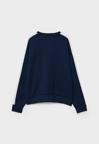 Felpa blu navy con vestibilità ampia, caratterizzata da strisce bianche laterali, scollatura tonda e maniche lunghe. Tessuto morbido e testurizzato.